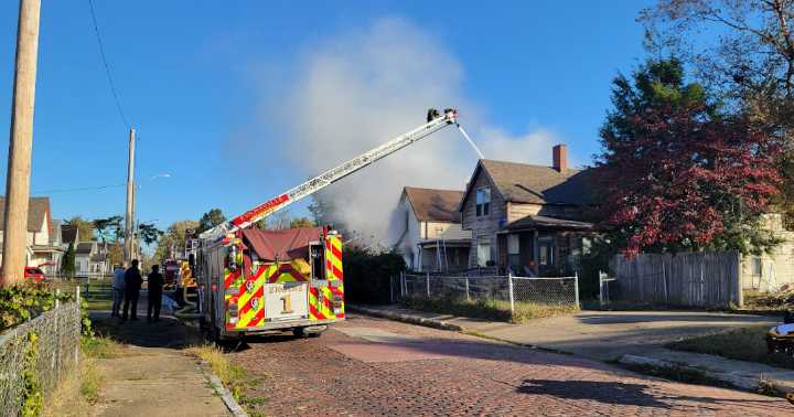 Crews battle house fire in Evansville