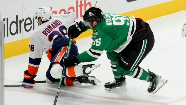 Islanders' Alexander Romanov has surgery, to miss 5