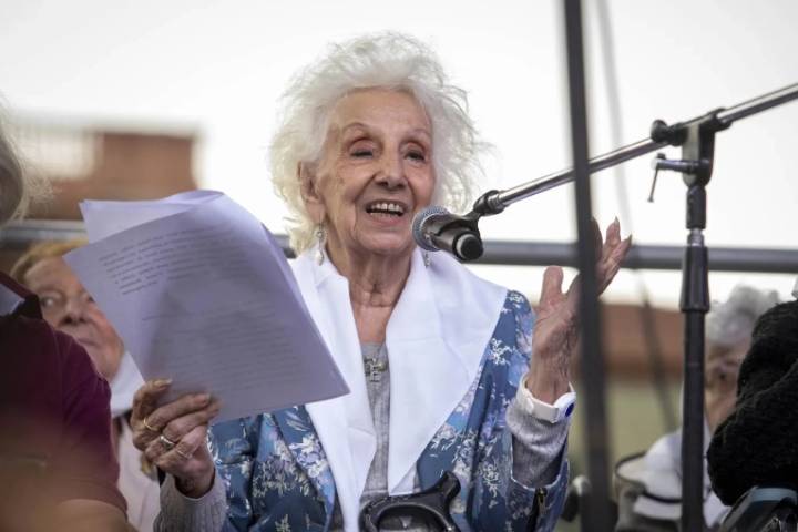 Estela de Carlotto afirmó que la Argentina vive “una democracia sucia”