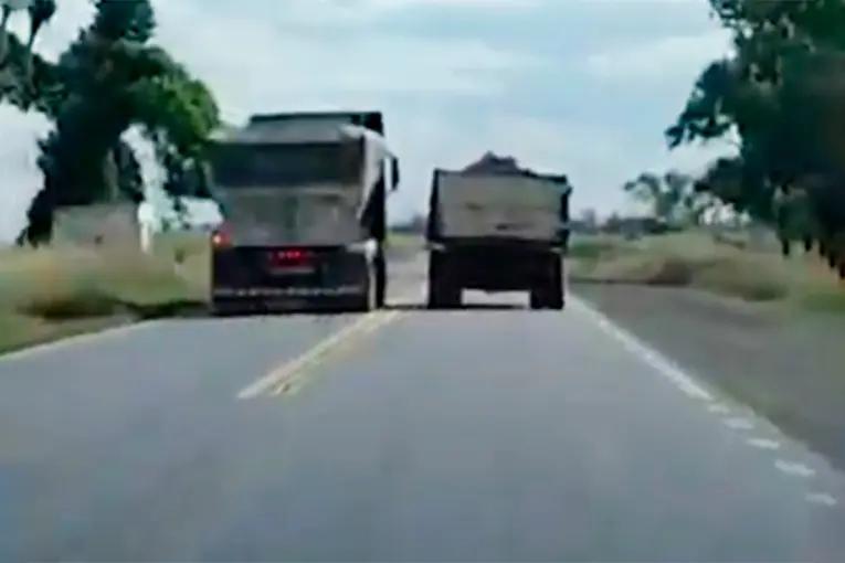 Retuvieron la licencia de camionero que hizo un adelantamiento indebido: “No me di cuenta”, se excusó