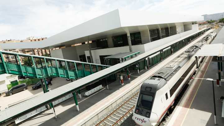 Ortuño exige al Gobierno central que aceleren las obras ferroviarias en la Región de Murcia