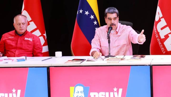 Maduro amenaza con una huelga general si EE UU ataca su gobierno