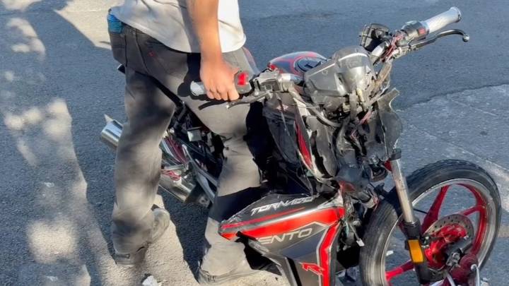 Sufre “bellaco” fractura tras chocar contra camioneta en bulevar Antonio Cárdenas