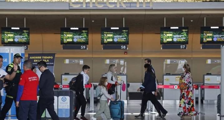 Alerta de EE.UU. sobre espacio aéreo venezolano afecta a 1500 pasajeros en Colombia