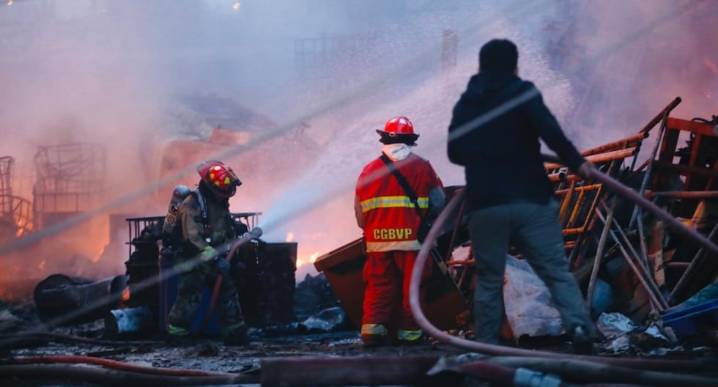 Puente Piedra: Incendio de gran magnitud afecta fábricas en zona industrial