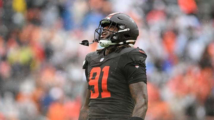 Browns, DE Alex Wright agree to three