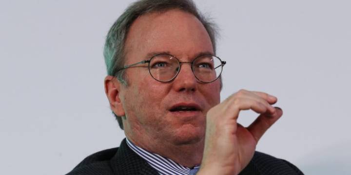 Eric Schmidt, ex CEO de Google, advierte sobre las limitaciones de la IA: “No es interesante sin humanos”
