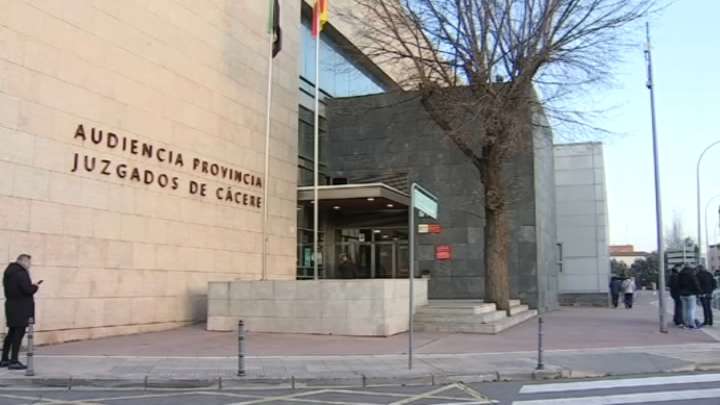 La Fiscalía pide 49 años de prisión para una pareja acusada de prostituir a 7 mujeres en Cáceres More