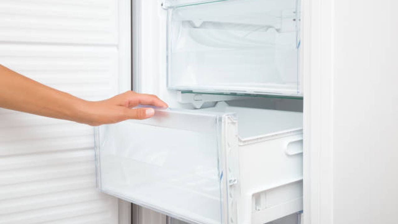 Retira el hielo de tu congelador en minutos usando papel de aluminio: ahorra mucha energía