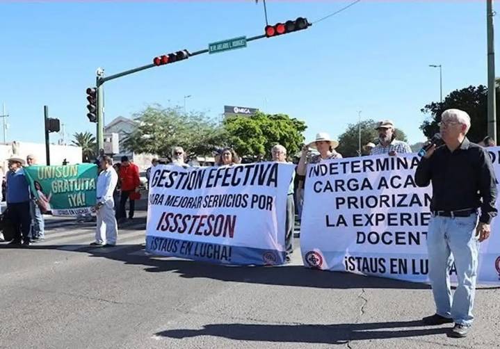 Docentes de Universidad de Sonora marchan por educación gratuita y solución a conflicto del ISR