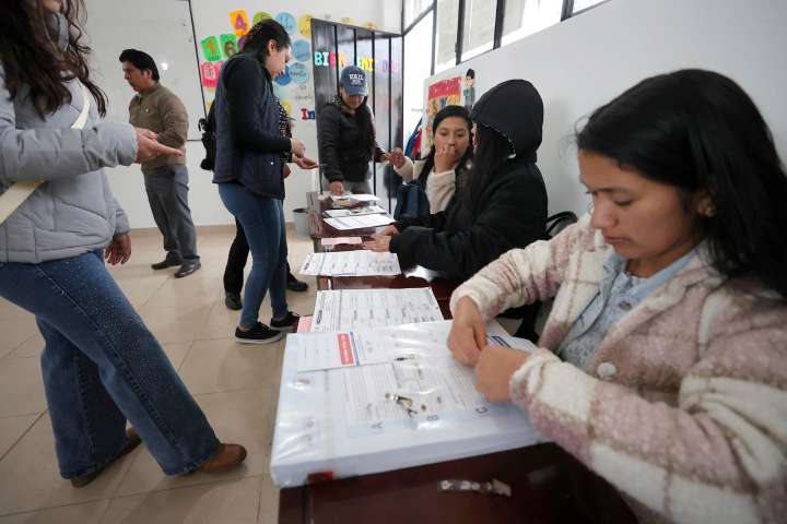 Comienza referéndum en Ecuador sobre Asamblea Constituyente y bases militares extranjeras