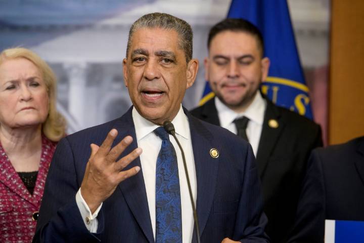 Grupos hispanos exigen a Trump rendir cuentas por redadas y deportaciones masivas