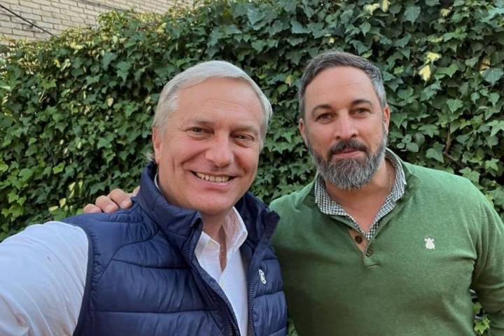 Tras pasar a segunda vuelta: líder de Vox, partido de ultraderecha Español, felicita a José Antonio Kast