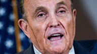 Trump indulta al exalcalde de Nueva York Rudy Giuliani y a otros acusados de intentar revertir el resultado de las elecciones de 2020