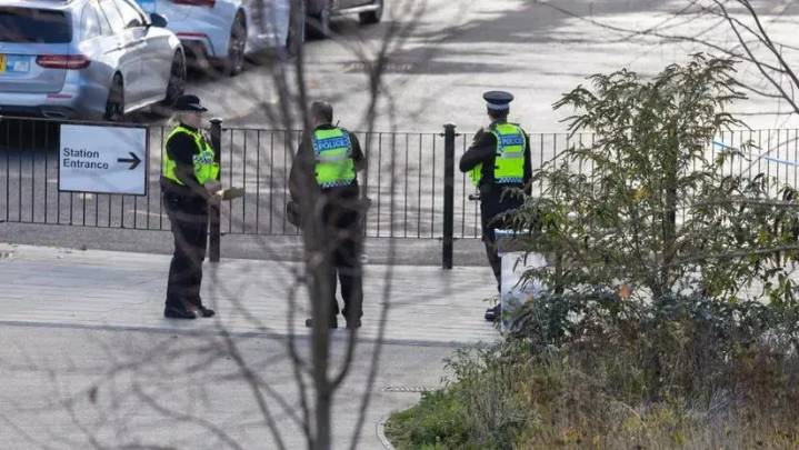 Suben a diez los heridos por apuñalamiento en tren hacia Londres: Hay dos detenidos y no hay indicios de terrorismo