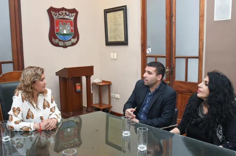 Norma Fuentes recibió en el salón de acuerdos a directivos de la Casa de la Cultura Árabe