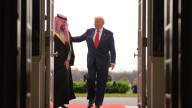Trump recibe al príncipe heredero saudí en la Casa Blanca con los máximos honores