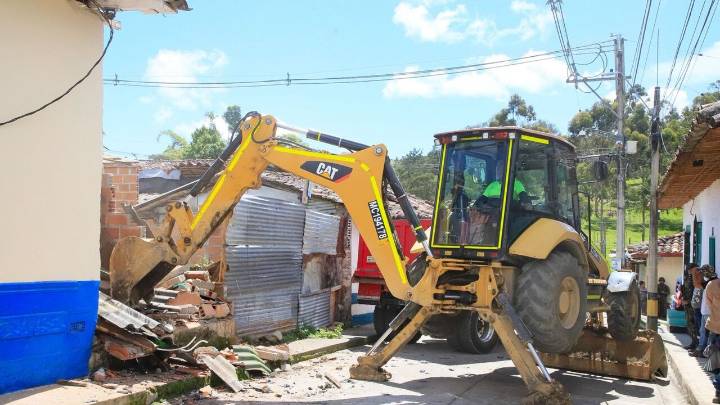 Gobernación de Antioquia derriba tres inmuebles que se habían convertido en focos de inseguridad en Abejorral