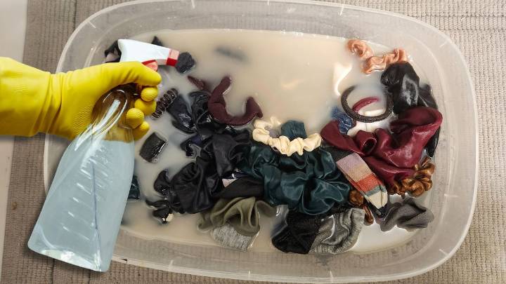 Con un chorro de vinagre: cómo desinfectar tus scrunchies o colitas para el pelo