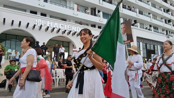 Se pone ‘revolucionario’ el malecón de Mazatlán con desfile cívico