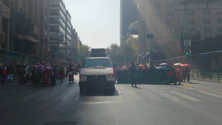 Protesta de comerciantes indígenas genera caos vial en CdMx; marchan del Ángel al Zócalo