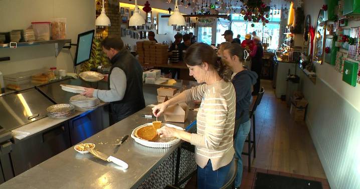 Linden Hills restaurant Picnic spending Thanksgiving handing out meals to those in need