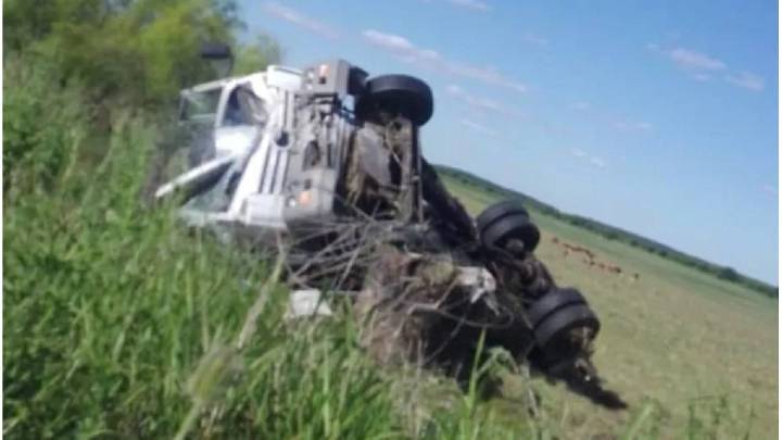 Departamento Concordia: un camión volcó en la ruta 14 y su conductor sufrió lesiones