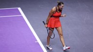 Sabalenka sufrió más de lo esperado pero ganó un partido clave que la acerca a las semis de las WTA Finals