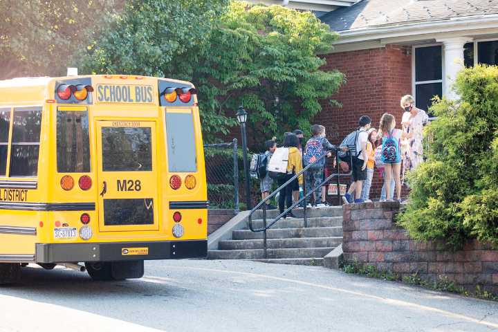 Se reanudan las clases en escuela tras una presunta fuga de gas