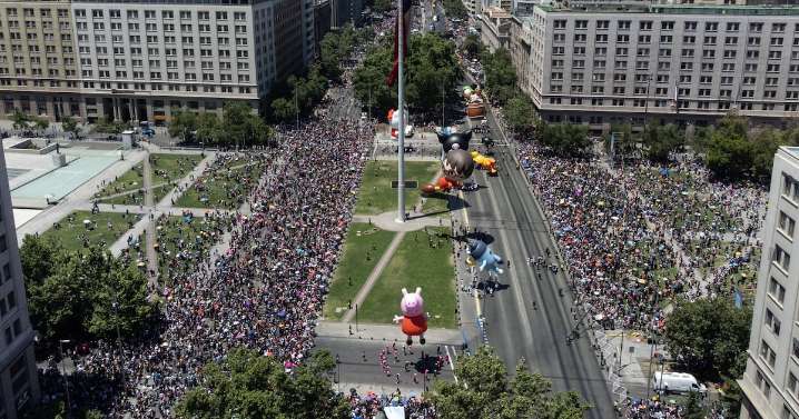 Paris Parade 2025 reúne a más de un millón de personas y 1.000 artistas en Santiago
