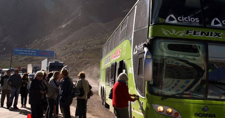 Tour de compras de terror en Chile: atacaron un colectivo argentino, les robaron hasta los documentos y quedaron varados
