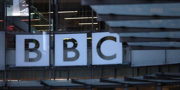 La BBC pidió disculpas a Trump por la manipulación de su discurso, pero rechazó pagar los USD 1.000 millones que exige su defensa