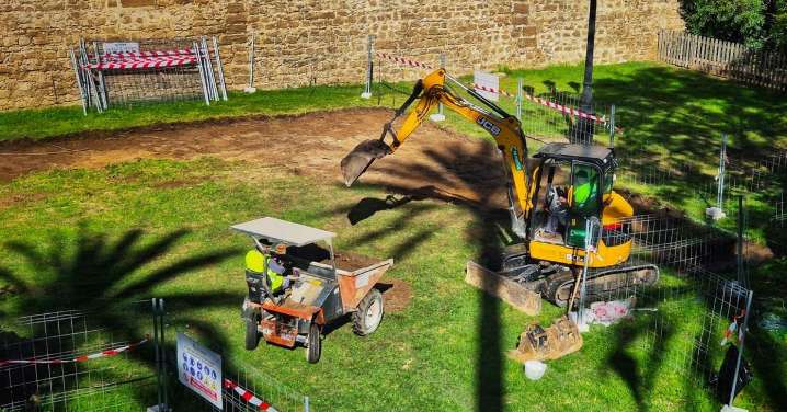 El nuevo parque infantil de Cádiz, en el foso del Pelíkano, comienza a tomar forma
