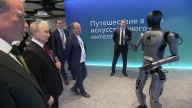 En inusual evento un moderno robot con inteligencia artificial bailó para el presidente Putin ante la mirada atenta de sus guardaespaldas