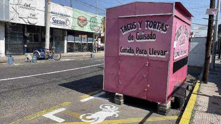 Desorden en San Alejandro: comercio informal toma cajones de parquímetros y usuarios desconocen su uso