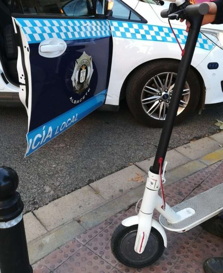 La Policía Local detiene al conductor de un patinete