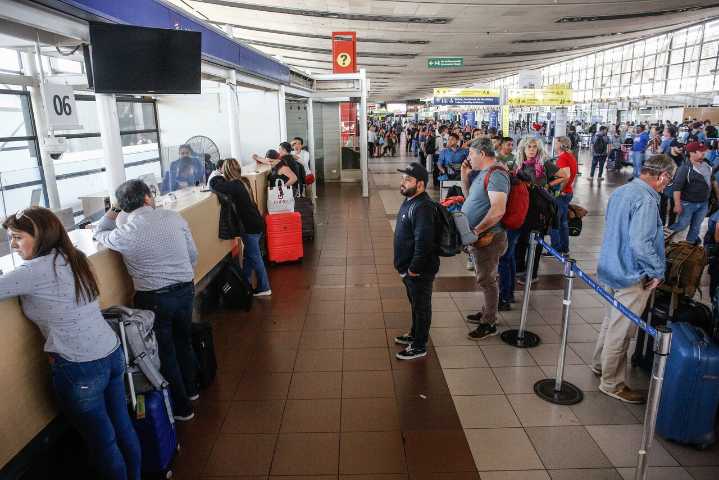 El plan de inclusión que inaugurará el Aeropuerto de Santiago: Tendrá 300 sillas de ruedas y 10 carros eléctricos