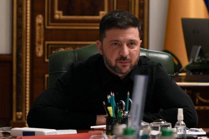 El jefe del ejército ucraniano visita ciudad sitiada mientras Zelenskyy enfrenta un escándalo