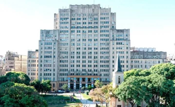 Murió un estudiante de la UBA al caer al vacío en la Facultad de Medicina: investigan las causas del hecho
