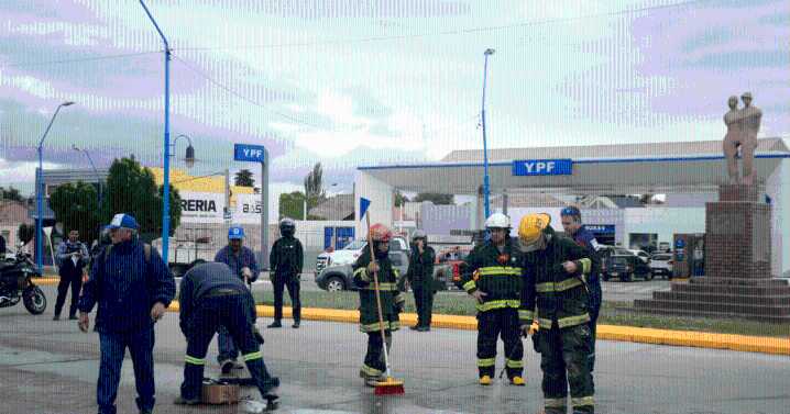 Choque y derrame de combustible en Roca: actúan los bomberos