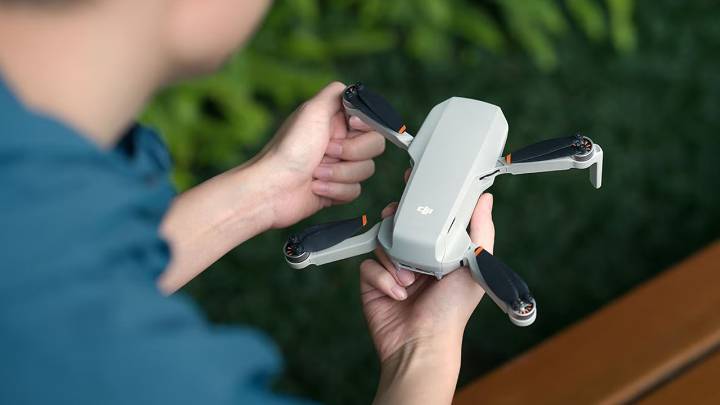 ¿Buscas un dron bueno, bonito y barato? Este DJI que graba en 4K y se puede volar sin licencia es perfecto