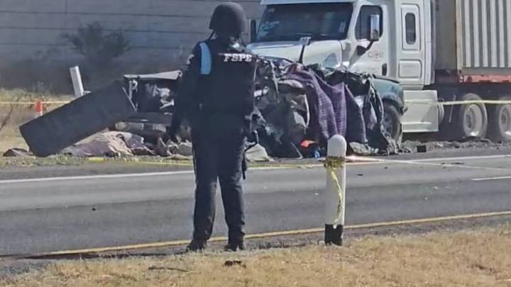 Mueren 9 jornaleros en choque de camioneta con tráiler en Guanajuato