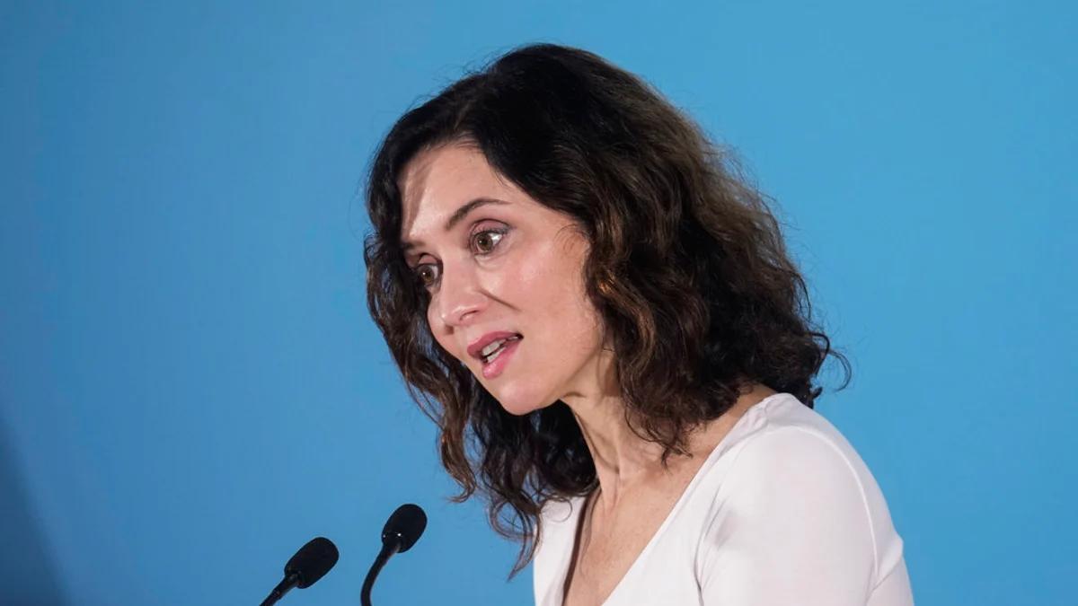 Ayuso abandona en ambulancia la misa de la Almudena por una "leve indisposición"