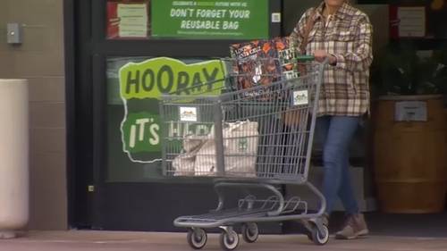 Families rush to grocery stores for last-minute Thanksgiving items