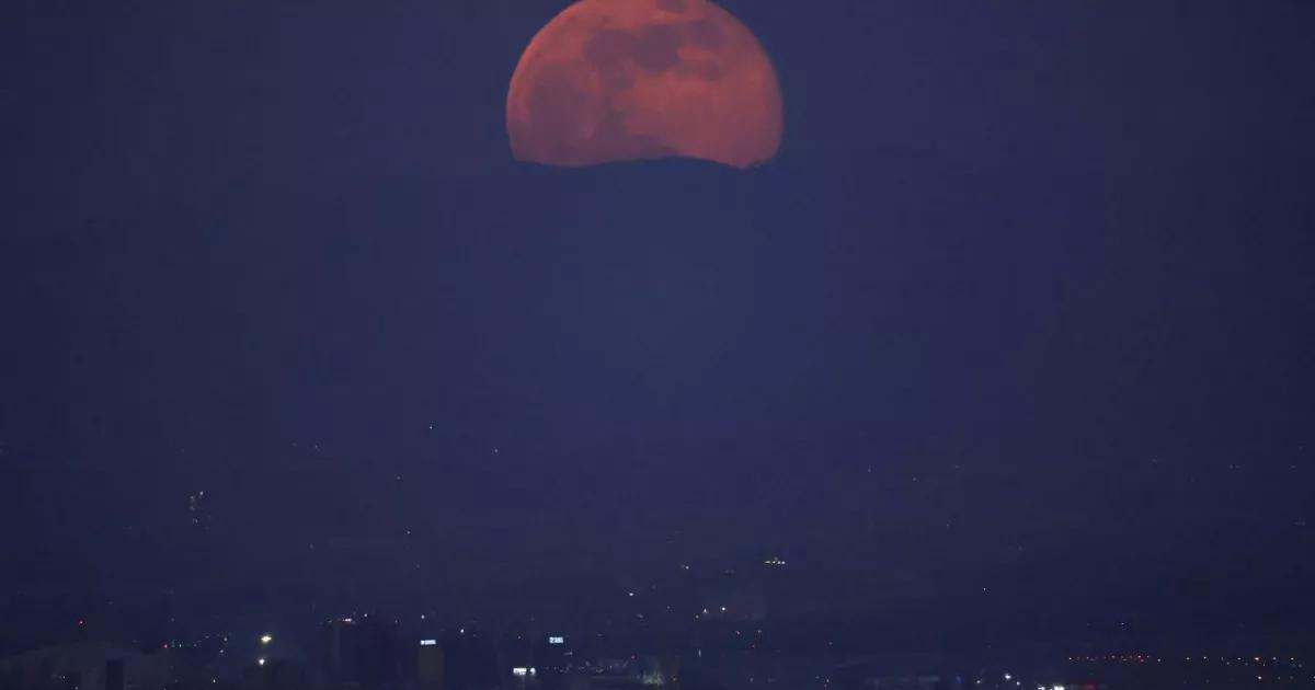 VIDEO: Así se vio la superluna más grande de 2025, en Australia y CDMX