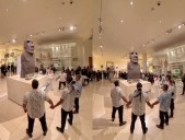 El emotivo reencuentro entre jóvenes rapanui y el Moai del Museo Británico: Cantaron tomados de las manos