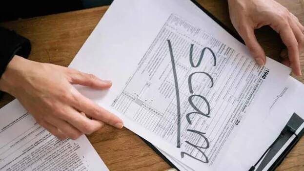 Cheats couple of 17 sovereigns of gold and iPhone by promising visa