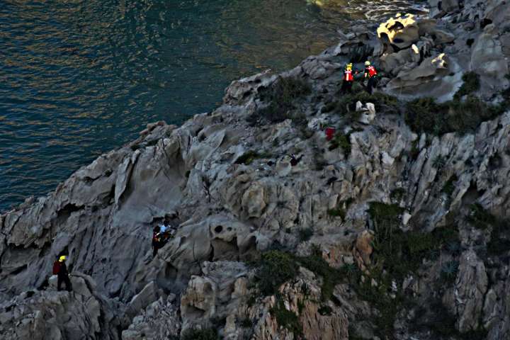 Rescatan a una persona que se reportó extraviada en cerro del Vigía en Cabo San Lucas 