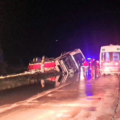 Villa Mercedes: murió un camionero al volcar en la rotonda de la ruta 8 y Circunvalación