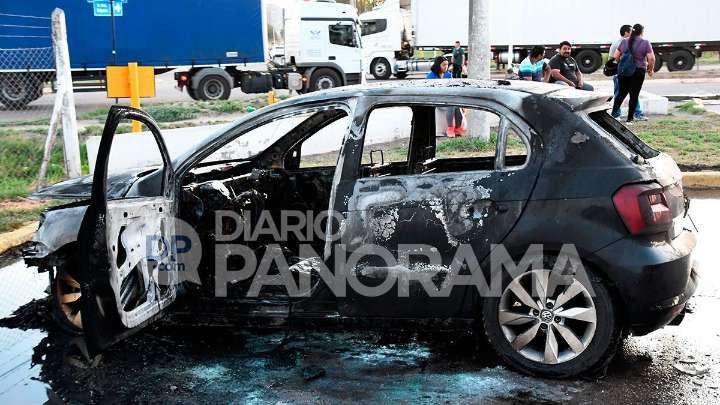 Voraz incendio consumió por completo un vehículo en el Parque Industrial de La…